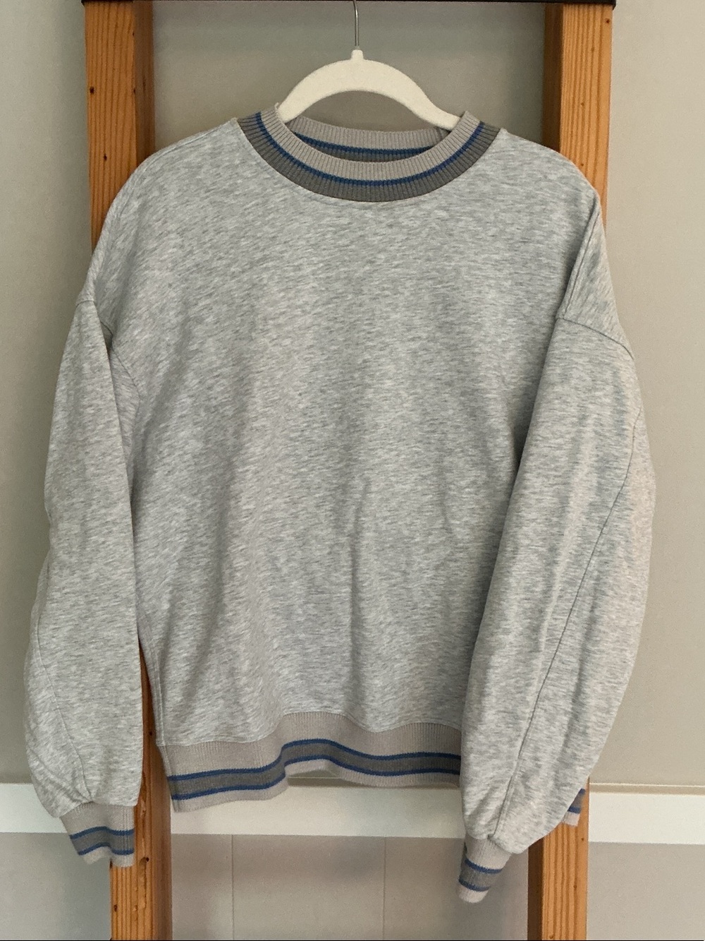 lululemon athletica Light Gray Crewneck Sweatshirt with Blue Trim